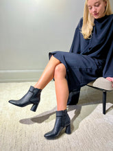 Load image into Gallery viewer, Mette