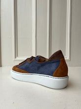 Load image into Gallery viewer, Marshmallow blue-brown