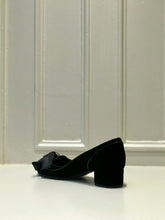 Load image into Gallery viewer, Valerie black velvet
