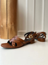 Load image into Gallery viewer, Manon w/strap - brown
